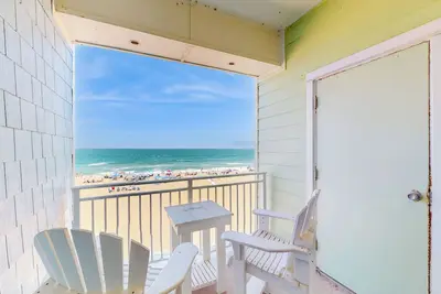 Image de Luxury oceanfront condo on the beach with balcony & pools