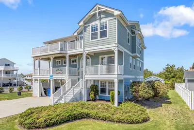 Image de Spacious home across from the beach with partial ocean views, pool, & pool table