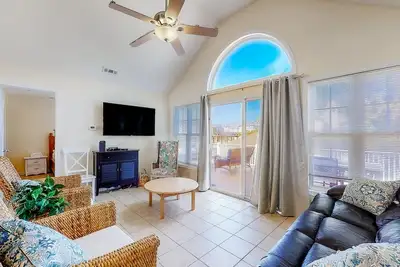 Image de Oceanside beach home private outdoor pool, fast WiFi & W/D - dog-friendly