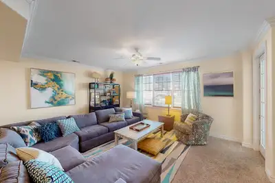 Image de Newly renovated condo in oceanfront building with pool & outdoor showers