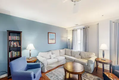 Image de Vacation escape with beach and bay views, pools, & balconies
