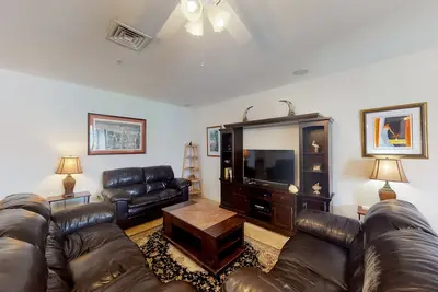 Image de Ocean-view penthouse with balconies, pool, foosball, & gym - 30-day minimum