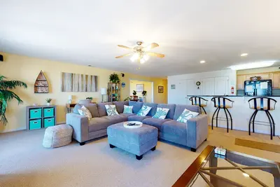 Image de Bright Condo On-Site Pool just a Block from the Beach
