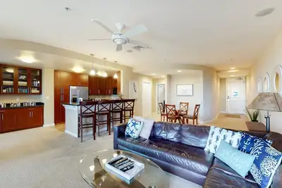 Image de Bayside condo off the pool with amazing sunset view & gym
