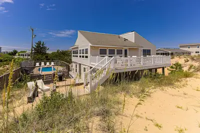 Image de Oceanfront home with space for 22, private pool, amazing view, decks & WiFi