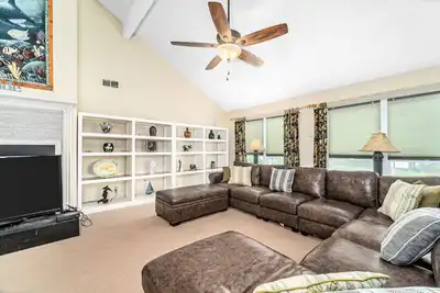 Image de New Home Near the Beach w/Private Outdoor Pool, Pool Table, Gas Grill, Foosball