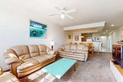 Image de Ocean View Condo Steps from the Beach with Fast WiFi & On-Site Pool/Gym
