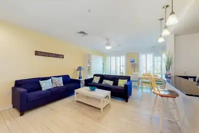 Image de Inviting condo steps from the beach with balcony & resort pools