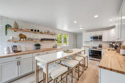 Image de Newly renovated! Walking distance to everything!
