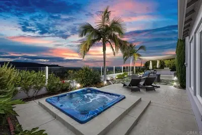 Image de Spacious Single Level Home with Panoramic and Ocean Views