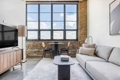 Image de Sunny Lincoln Park 2br w/ Lounge, Roof & Gym, near DePaul, by Blueground