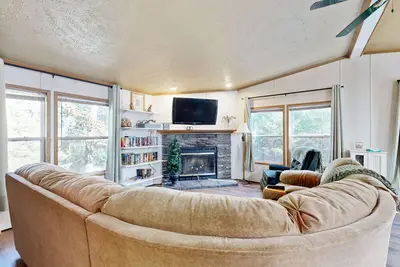Image de Renovated Woodland home with decks, pool table, firepit - near Petenwell Lake