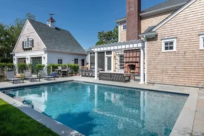 Image de In-Town Modern Colonial Compound With Pool