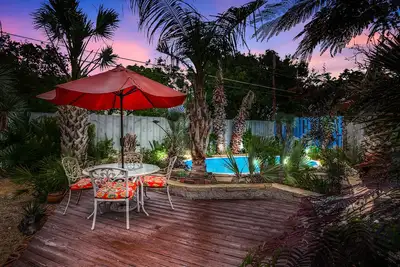 Image de Tropical Sunset Bungalow with Pool & Hot Tub near Bishop Arts District.