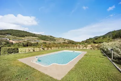 Image de Appartement \"Mansarda Albero Verde con Piscina\" avec vue montagne, piscine, climatisation & Wi-Fi
