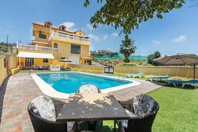 Image de Appartement \"Buhardilla Armonia Rural\" avec vue sur la mer, piscine partagée, jardin et Wi-Fi.