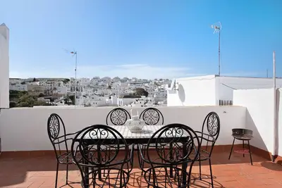 Image de Maison de ville rustique ensoleillée avec grande terrasse privée et vue imprenable sur le sud.