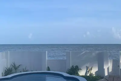 Image de Secluded beach front villa with private pool