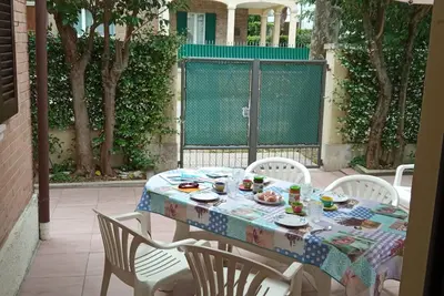 House With Private Entrance And Garden, Central Location, Conventions