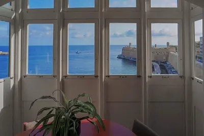 Image de Seaside Bliss: 2-Bedroom Penthouse, Stunning Views