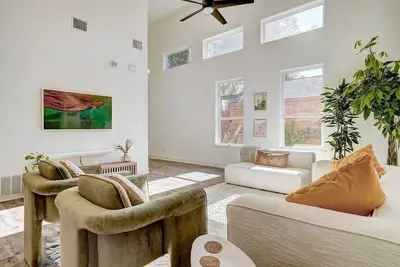 Image de ★Sparkling Pool in Backyard Oasis ❤ Luxury 2m to Dt ★