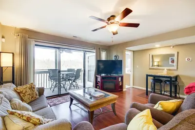 Image de Pools, Marina & Grill: Osage Beach Condo!
