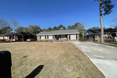 Image de Cozy 4 bedroom House 2. 5 bath