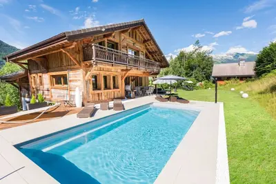 Image de Luxury chalet with swimming pool in a private setting, 400 m from the Cablecar.