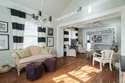 Image de Historic Bungalow in Heart of Okc’s Best Districts
