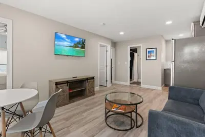 Image de Fully Renovated | Steps to Beach | N St. Waves