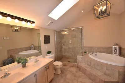 Image de Oversized Master Suite/Lakefront/Jetted tub/Main channel view- Cozy Fireplace!