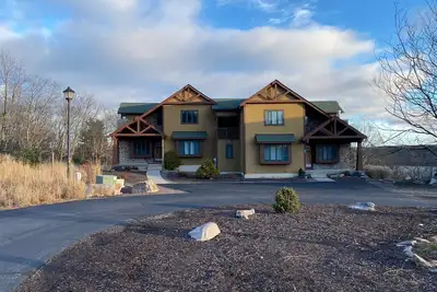 Image de Poconos • 9br/8ba • Spacious 2-House Retreat • Lake Club Open Until Sept. 15th