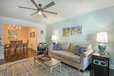 Image de Spacious Beach Bungalow: Steps to Beach & Downtown