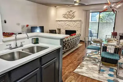 Image de Lovely 1-Bedroom Med Center Condo w/Pool Access
