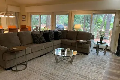 Image de Autumn in Pinehurst! 5br/5. 5Bth Sleeps 16 Gorgeous Remodeled home on 13th tee