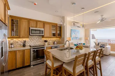 Image de Ocean Front 1 Bedroom Residence (New Model) with Resort Amenities! !