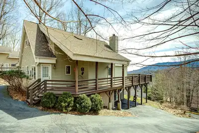 Family Home, Amazing View of Mtns -. 5 mile from Snow Tubing