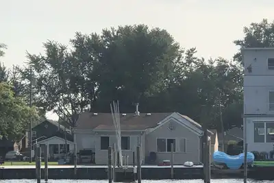 Image de Lake StClair Belvedere bay hot tub 2 boat wells fishing paddle boards, kayak