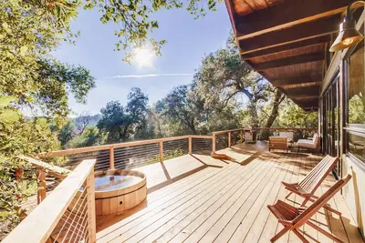 Image de Hidden Oasis Hot Tub-Disney Train Track.