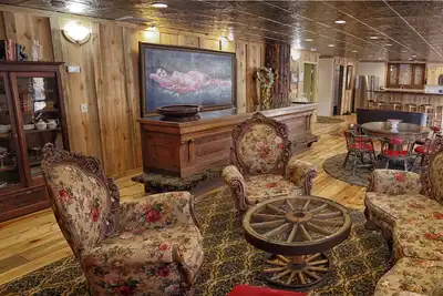 Image de Deadwood Historic Brothel - 5 Br 4 Ba in downtown Deadwood - Sleeps 12 - parking