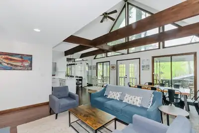 Image de Luxury Private Lake House w\/ Hot Tub & Dock!