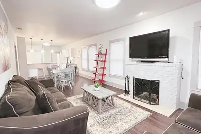 Image de 🐮 The Farmhouse - Family Friendly Downtown Cottage