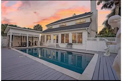 Image de Across the street from the beach, pool, hot tub!