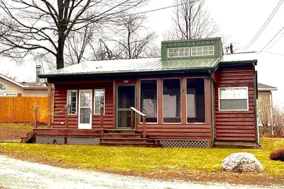 Image de Cozy Sylvan Lake Cabin with Loft & Stunning Lake Views!