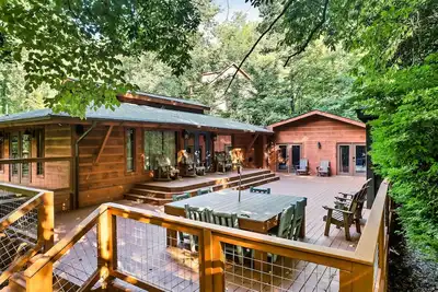 Image de 4 Bear Dens Cabin w Hot Tub - 4 King Master Bedrooms Suites