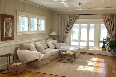 Image de New -Lakefront 2 Bed \/ 3 bath + Extra Bed off of living room