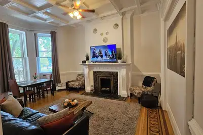 Image de Parkside Queen Stunning 1 Bedroom in 1800's Brownstone!