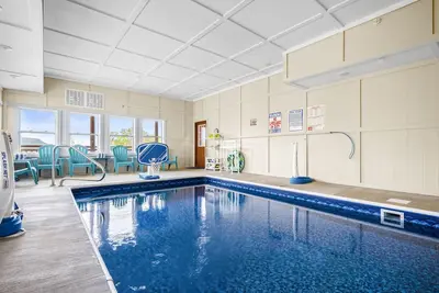 Image de Indoor pool cabin * breathtaking views * hot tub * game room * theater room!