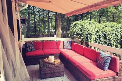 Image de Cheerful 3 bedroom residential home with fireplace.