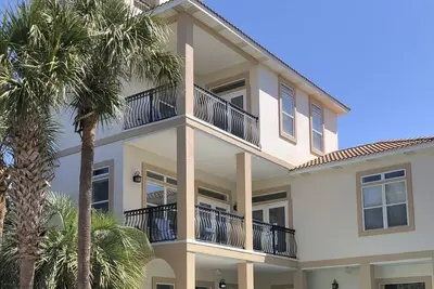 Image de Family sized vacation home with heated private pool! 1 minute walk to the beach!